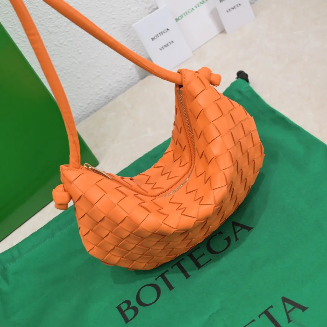 Batch 1220 BV has released new products. The small size TURN #recommended new hot style is still the classic woven logo that we can recognize at a glance. It is really a unique style that is familiar and unfamiliar! Made of sheepskin braiding, with beautiful gold beads on the shoulder straps for free adjustment. You can switch between the shoulder bag and the handbag at will. It has a concave and convex shape anytime and anywhere. It is a practical king with a unique personality. It also has the right color combination that can be sweet or salty. It is full of style. It is a beautiful summer catwalk style. Pull it out quickly. Small size: 29*3*19. Model: 6699-2#